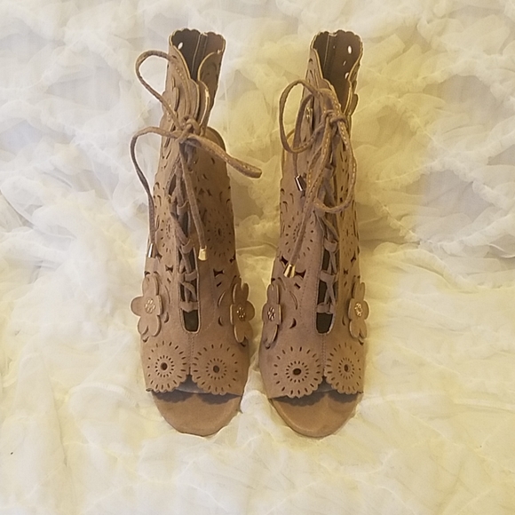 Heels - Picture 2 of 6